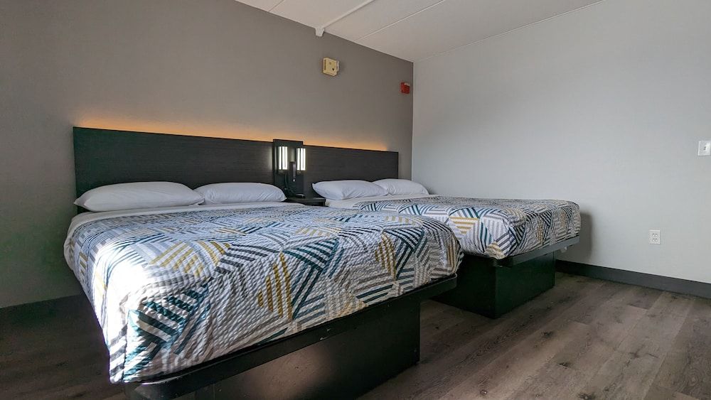 Motel 6 Leominster, MA Standard Room, 2 Double Beds, Accessible, Non Smoking 4