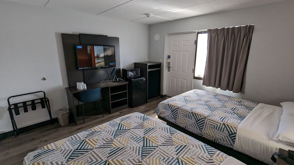 Motel 6 Leominster, MA Standard Room, 2 Double Beds, Accessible, Non Smoking 5