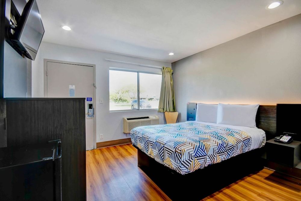 Motel 6 Port Allen, LA - Baton Rouge Deluxe Room, 1 Queen Bed, Non Smoking, Kitchenette 2