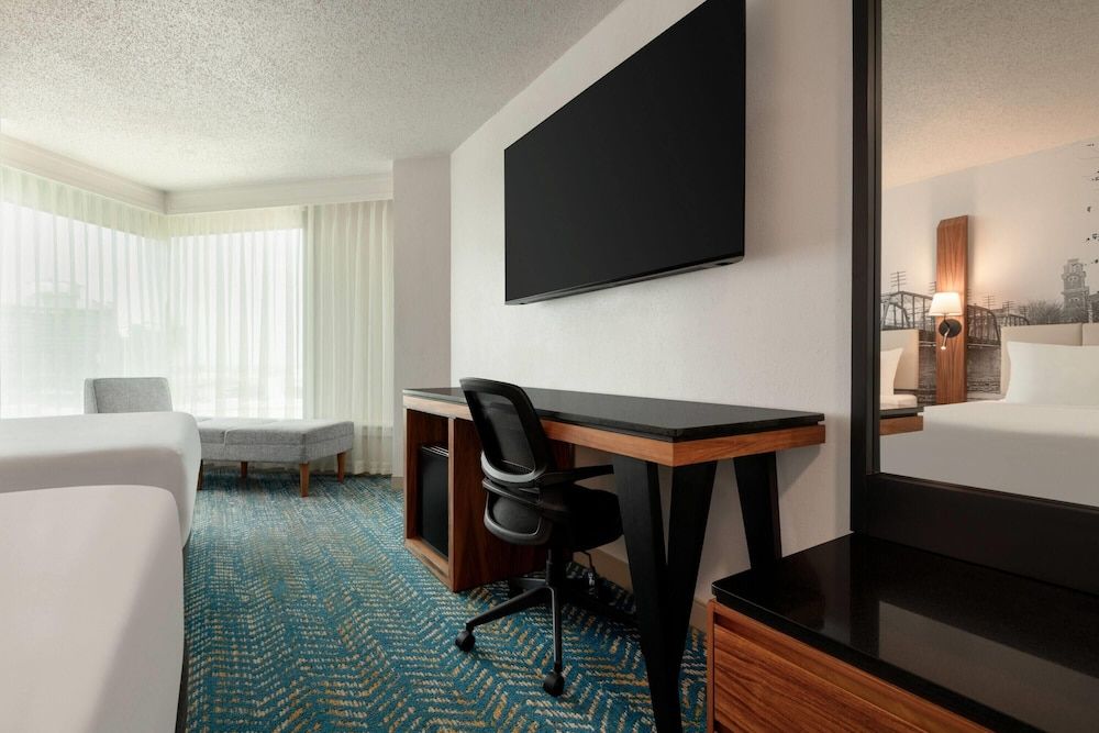 Fort Pontchartrain Detroit, a Wyndham Hotel Deluxe Room, 2 Double Beds, Non Smoking 6