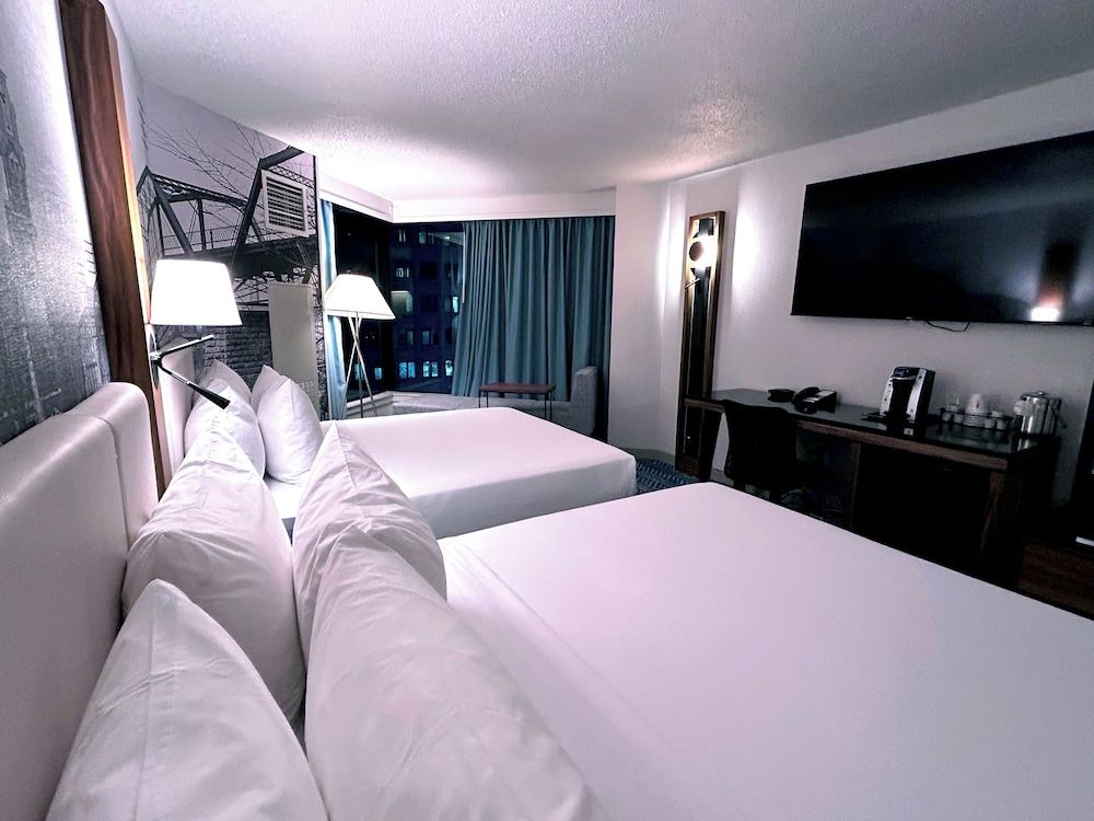 Fort Pontchartrain Detroit, a Wyndham Hotel Deluxe Room, 2 Double Beds, Non Smoking 3