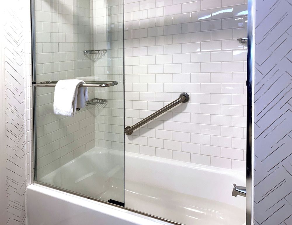 Fort Pontchartrain Detroit, a Wyndham Hotel Deluxe Room, 2 Double Beds, Non Smoking 5