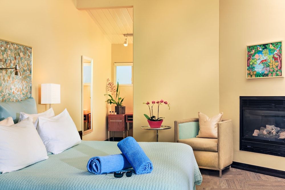 Deluxe Room, 1 King Bed, Fireplace