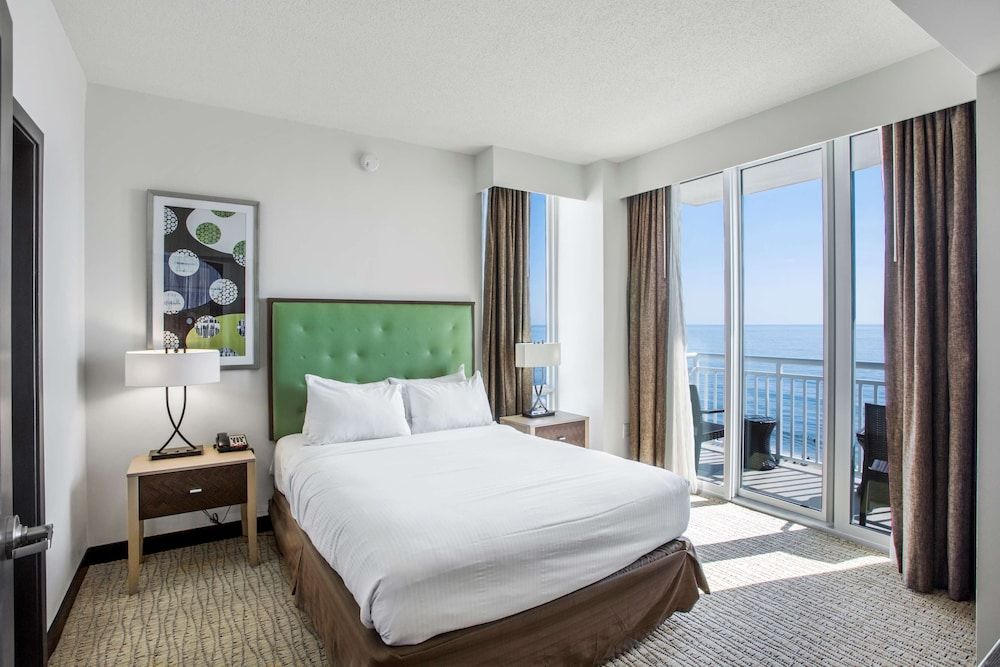 2 Bdrm Ocean Front Suite 1kg 1qn W/lg Balcony