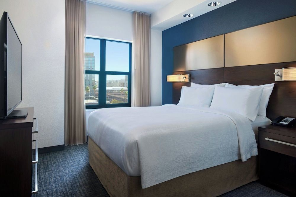 Studio Suite, 1 King Bed with Sofa bed, Non Smoking