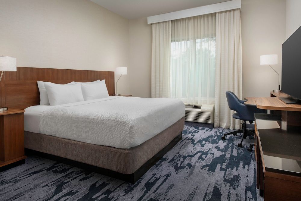 Room, 1 King Bed (Mobility/Hearing Access, Roll-In Shwr)