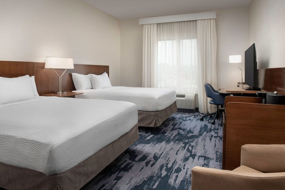 Suite (Mobility/Hearing Accessible, Tub)