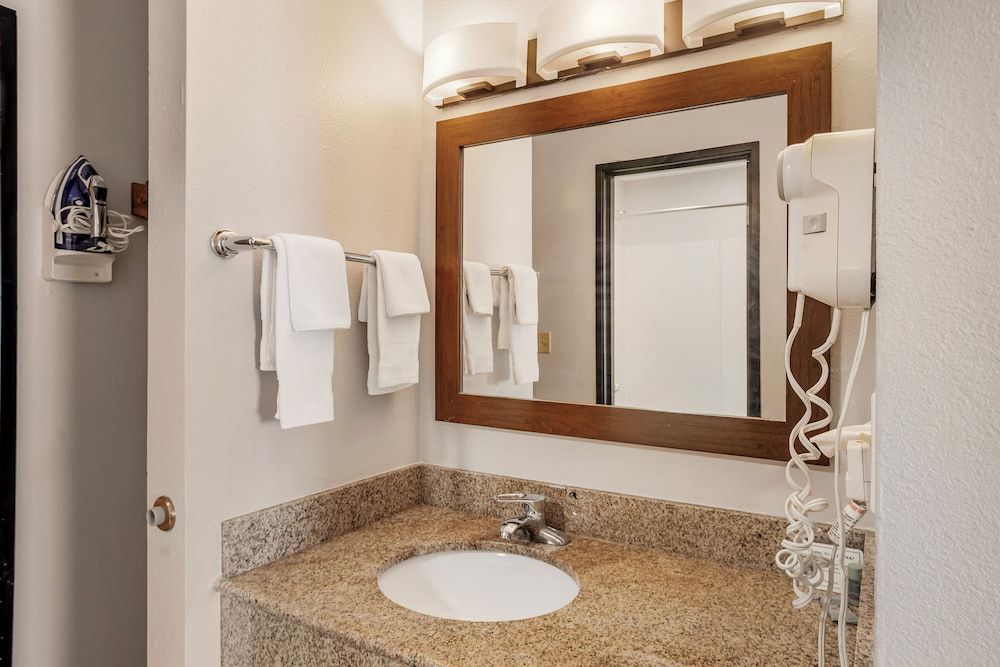 Best Western Shippensburg Hotel Standard Room, 1 King Bed, Refrigerator & Microwave 5