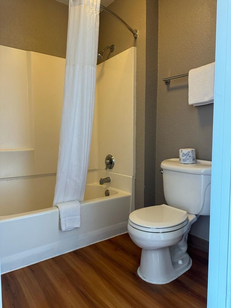 Motel 6 Ventura, CA - South Standard Room, 1 Queen Bed, Non Smoking, Refrigerator 11