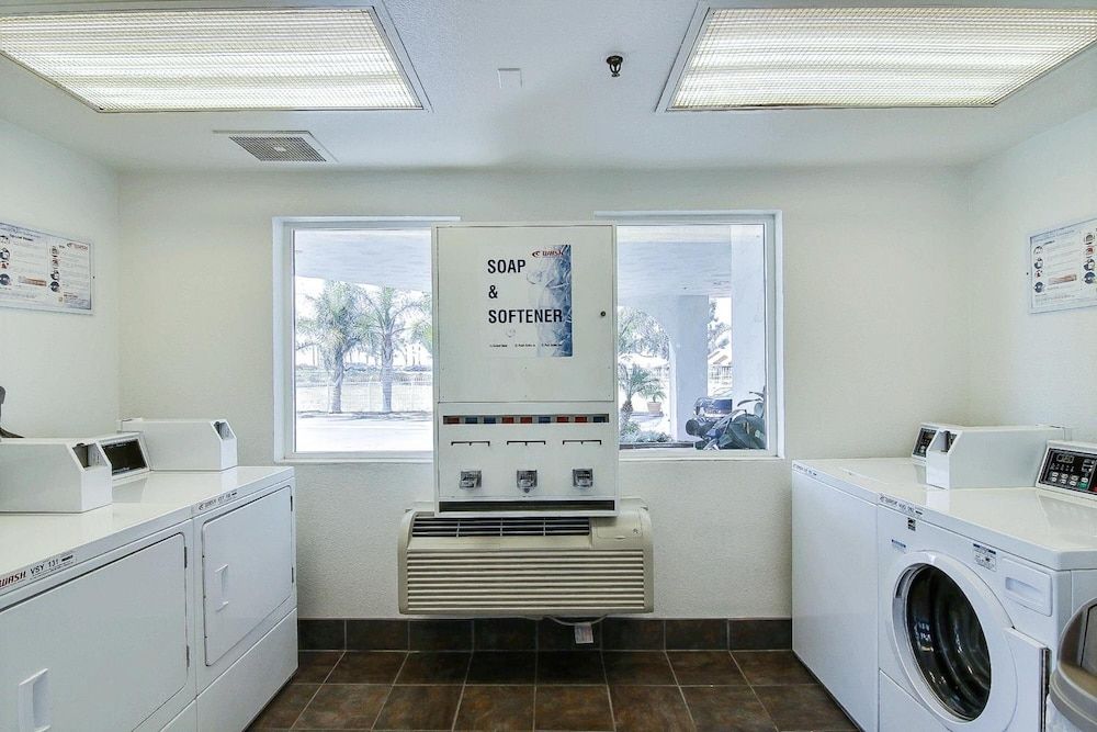 Motel 6 Ventura, CA - South Standard Room, 1 Queen Bed, Non Smoking, Refrigerator 5