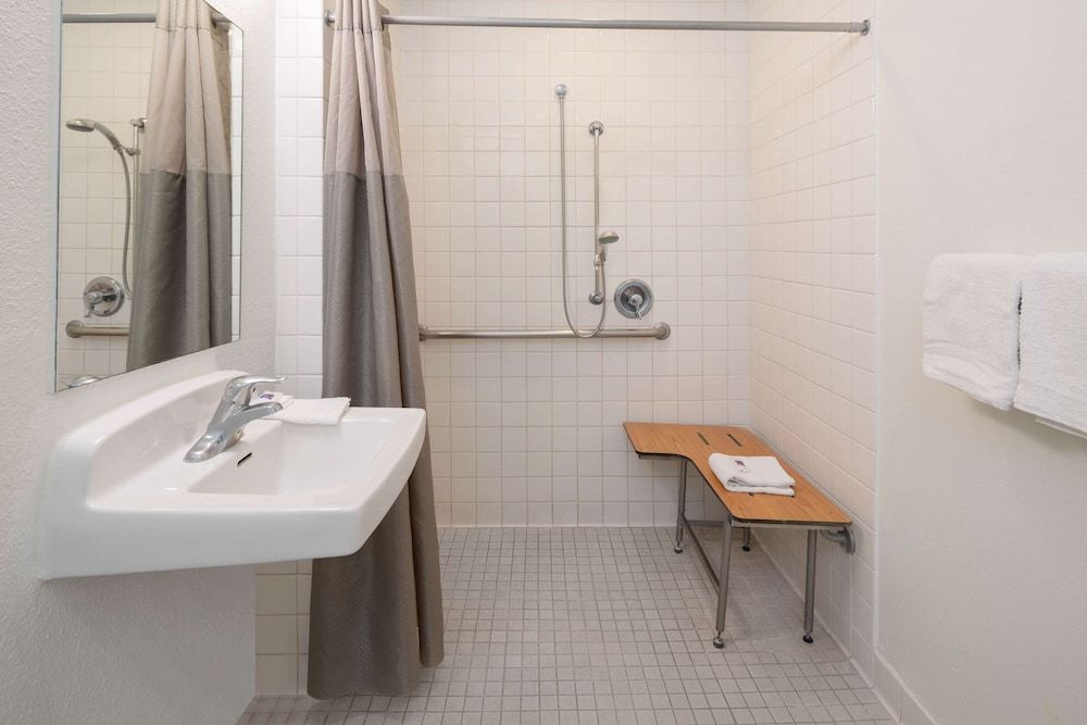 Motel 6 Ventura, CA - South Standard Room, 1 Double Bed, Accessible, Non Smoking 8