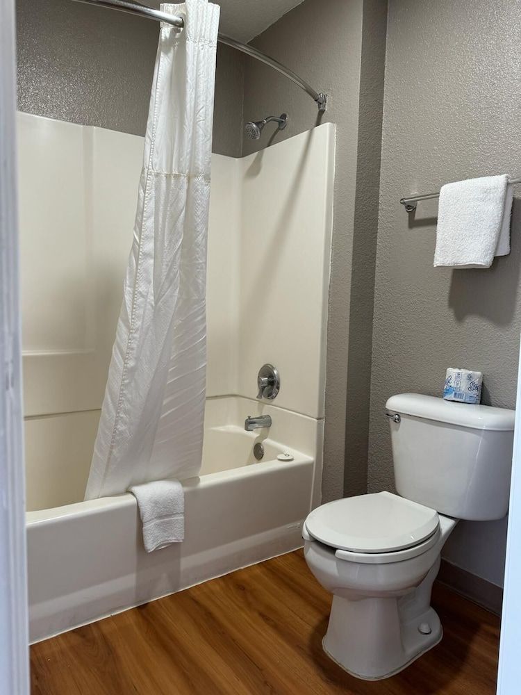 Motel 6 Ventura, CA - South Standard Room, 1 Double Bed, Accessible, Non Smoking 12