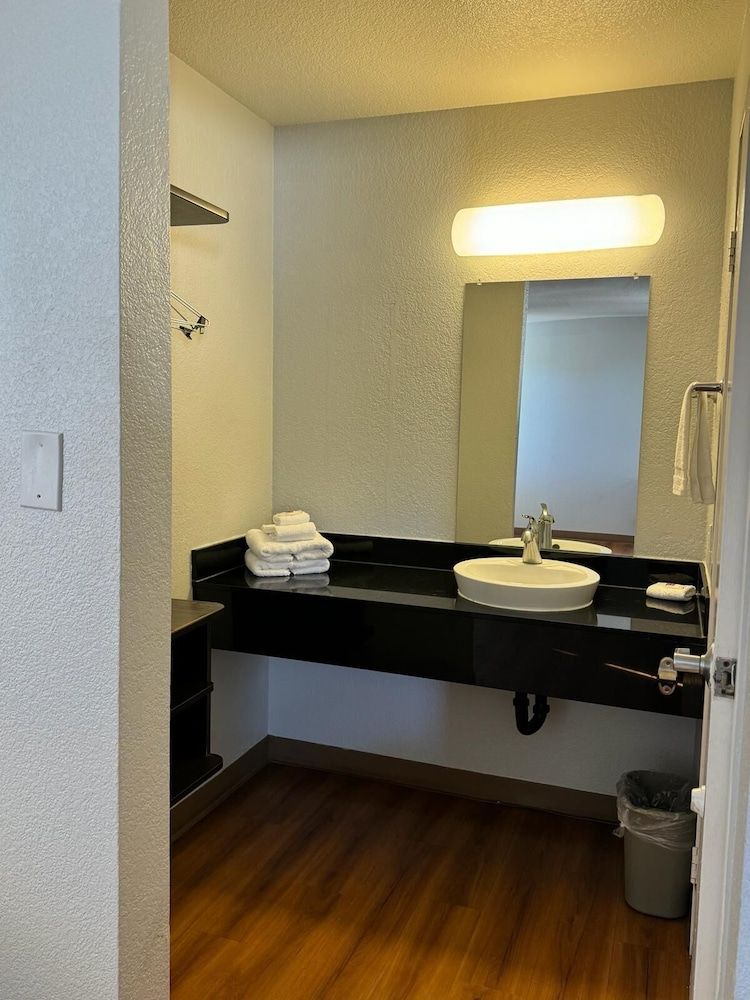 Motel 6 Ventura, CA - South Standard Room, 1 Queen Bed, Non Smoking, Refrigerator 14