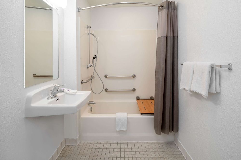 Motel 6 Ventura, CA - South Standard Room, 1 Double Bed, Accessible, Non Smoking 7