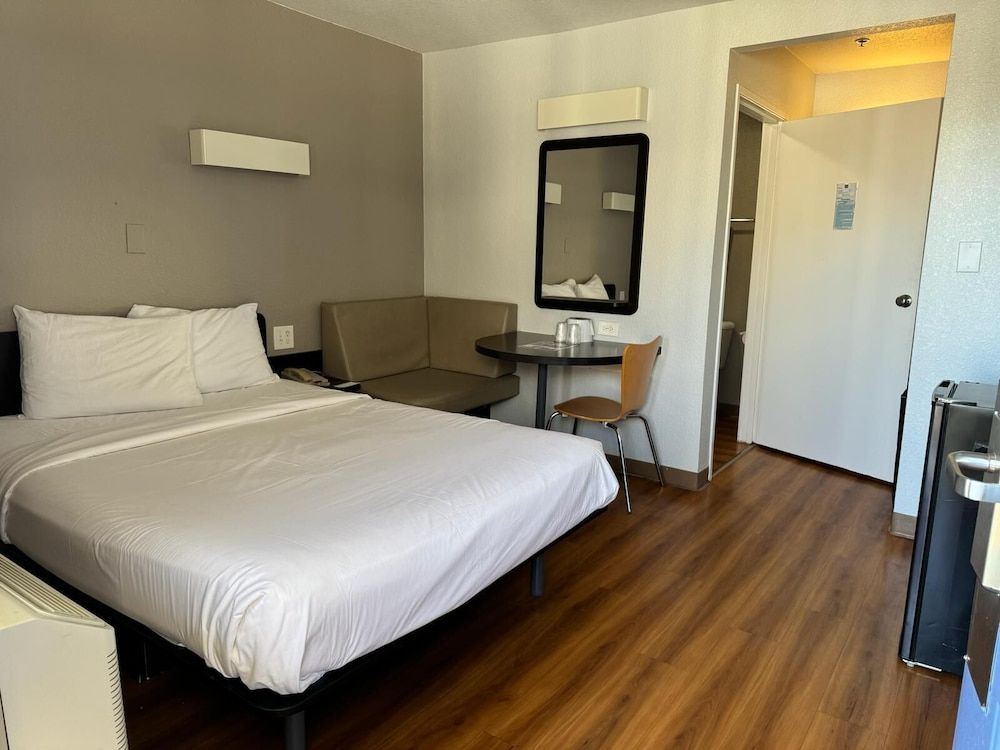 Motel 6 Ventura, CA - South Standard Room, 1 Double Bed, Accessible, Non Smoking 4