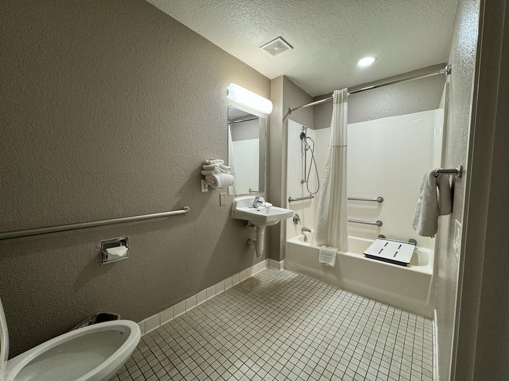 Motel 6 Ventura, CA - South Standard Room, 1 Double Bed, Accessible, Non Smoking 10