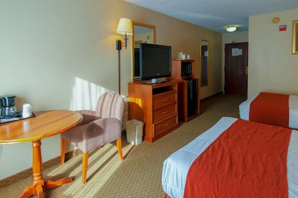 Hotel M Mount Pocono Standard Room, 2 Queen Beds 5