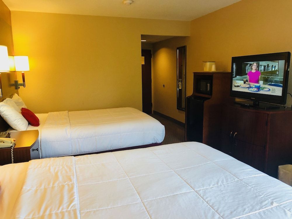 Hotel M Mount Pocono Standard Room, 2 Queen Beds 4