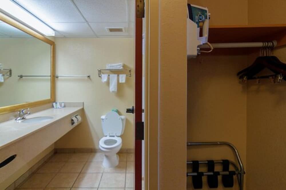 Hotel M Mount Pocono Standard Room, 1 King Bed 9