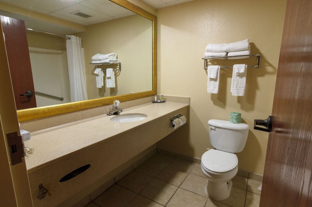 Hotel M Mount Pocono Standard Room, 2 Queen Beds 6