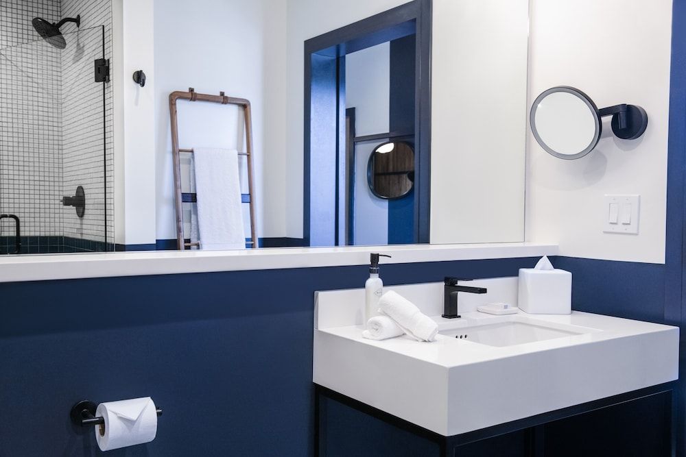 Calistoga Motor Lodge & Spa, a JdV by Hyatt Hotel Deluxe Room, 2 Queen Beds 3