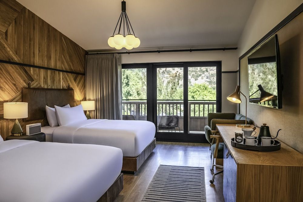 Calistoga Motor Lodge & Spa, a JdV by Hyatt Hotel Premium Room, 2 Queen Beds, Balcony