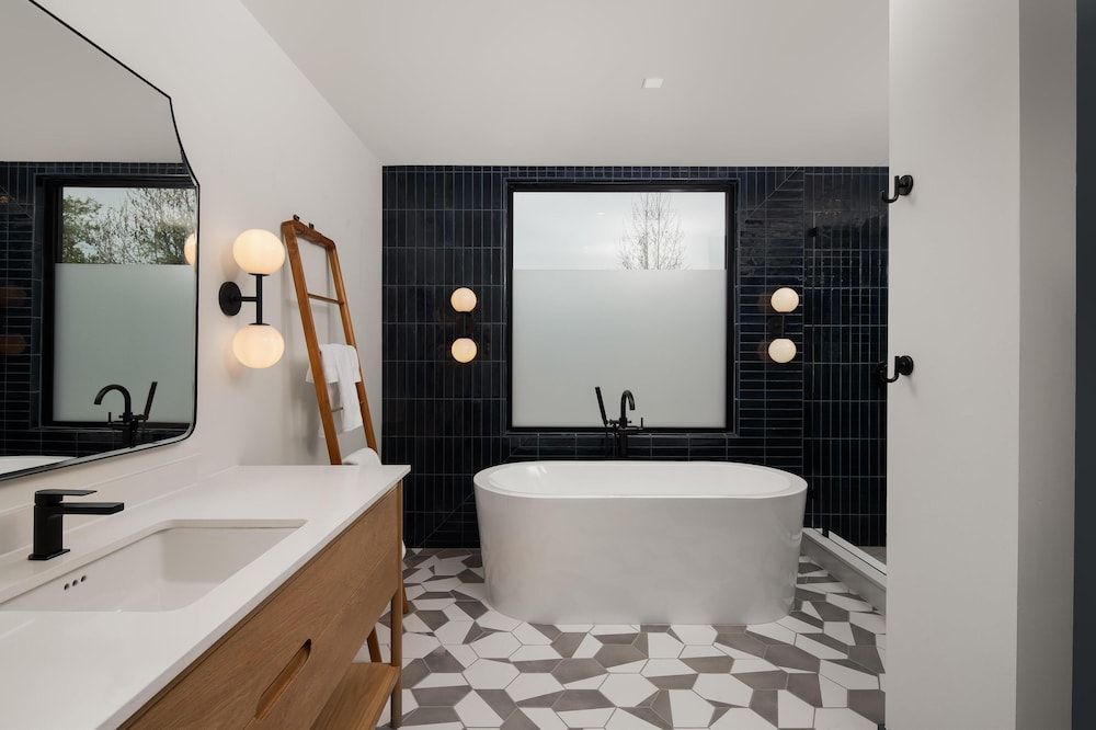 Calistoga Motor Lodge & Spa, a JdV by Hyatt Hotel Premium Suite, 2 Bedrooms, Balcony 4