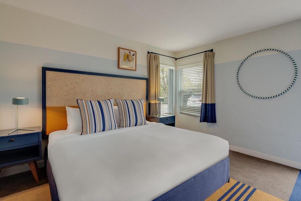 Classic Room, 1 King Bed (Retro)