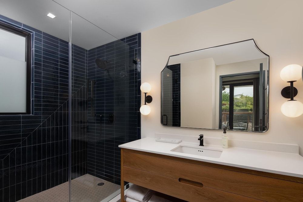 Calistoga Motor Lodge & Spa, a JdV by Hyatt Hotel Premium Suite, 2 Bedrooms, Balcony 5