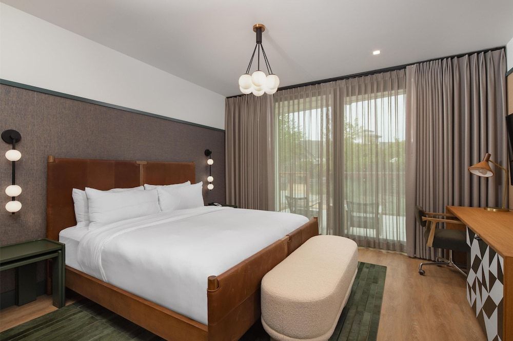 Calistoga Motor Lodge & Spa, a JdV by Hyatt Hotel Premium Suite, 2 Bedrooms, Balcony 3