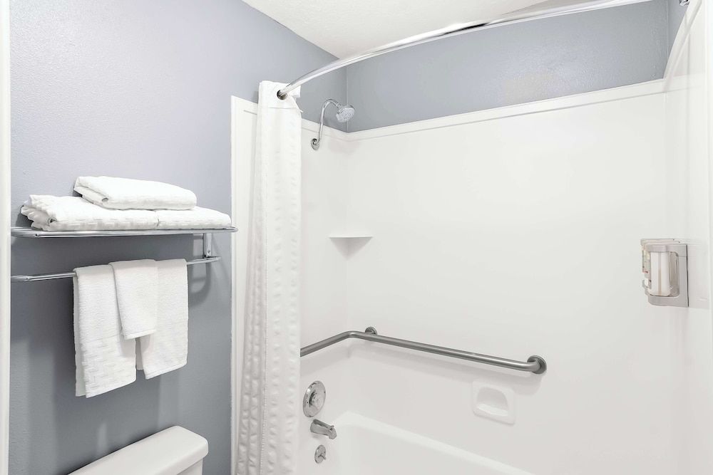 Best Western Pocatello Inn Standard Room, 1 Queen Bed, Non Smoking, Refrigerator & Microwave 5