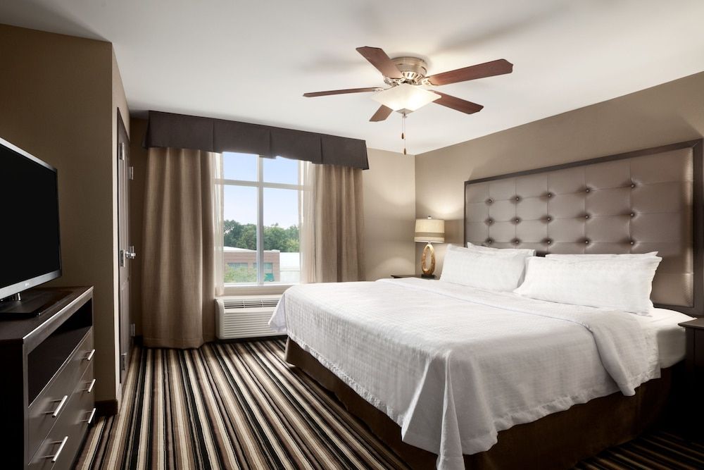 1 KING BED GRAND STUDIO SUITE Non-Smoking