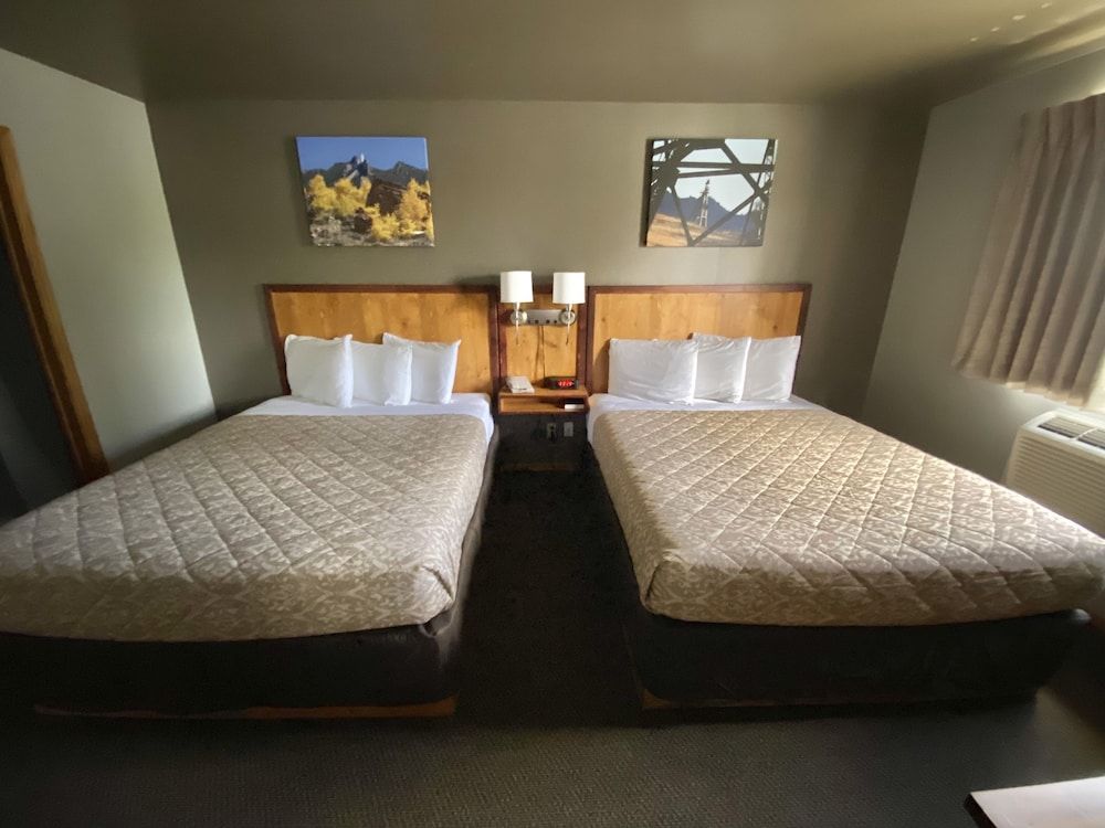 Rocker Inn Basic Room, 2 Queen Beds 4