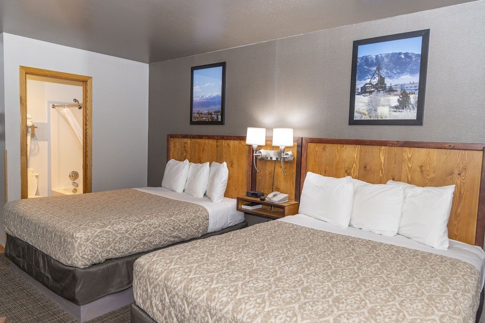 Rocker Inn Basic Room, 2 Queen Beds 6