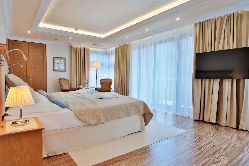 Retro Riverside Wellness Resort Grand Suite, 2 Bedrooms, Balcony, River View 3