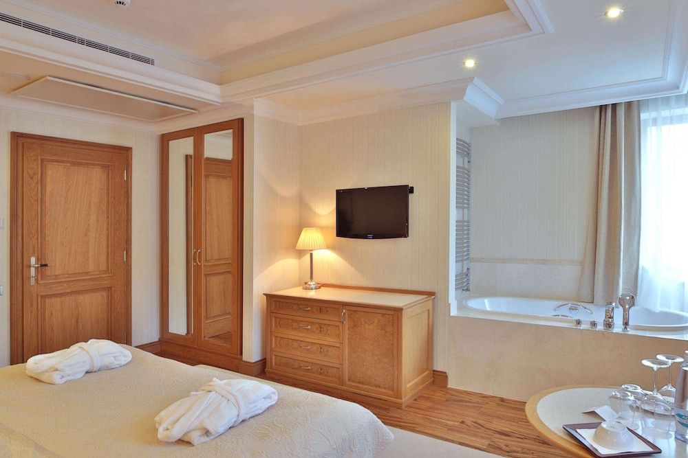 Retro Riverside Wellness Resort Executive Suite, 2 Bedrooms, Balcony, River View 6