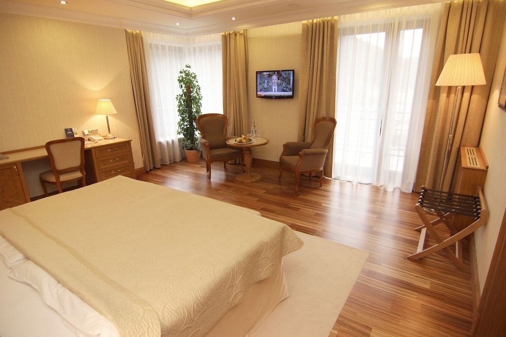 Retro Riverside Wellness Resort Deluxe Suite, Balcony, River View 2