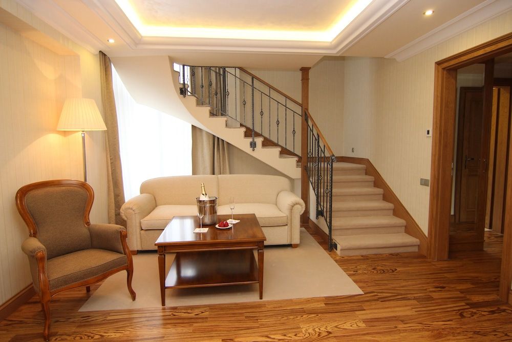 Retro Riverside Wellness Resort Executive Suite, 2 Bedrooms, Balcony, River View 10