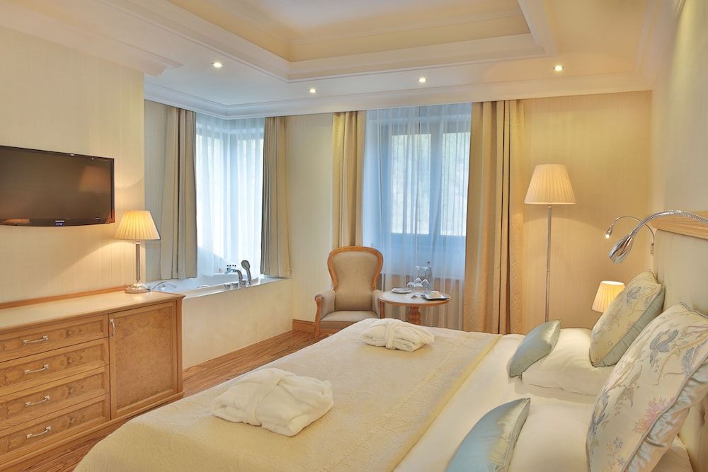 Retro Riverside Wellness Resort Executive Suite, 2 Bedrooms, Balcony, River View 4