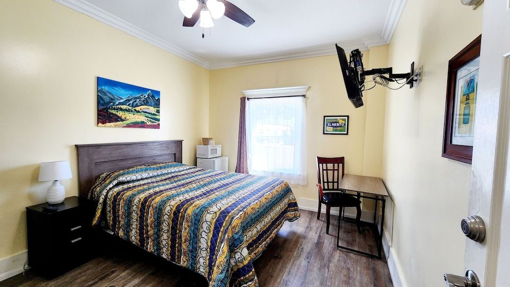 Santa Paula Inn Room, 1 Queen Bed 3