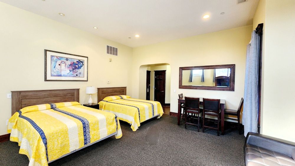 Santa Paula Inn Suite, 2 Queen Beds 3