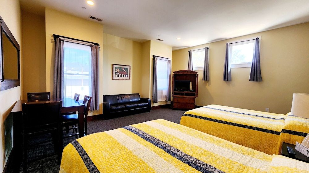 Santa Paula Inn Suite, 2 Queen Beds 2