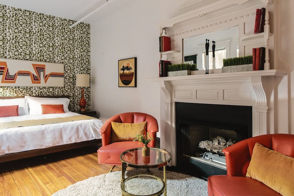 Suite, 1 King Bed, Balcony (The Bee)