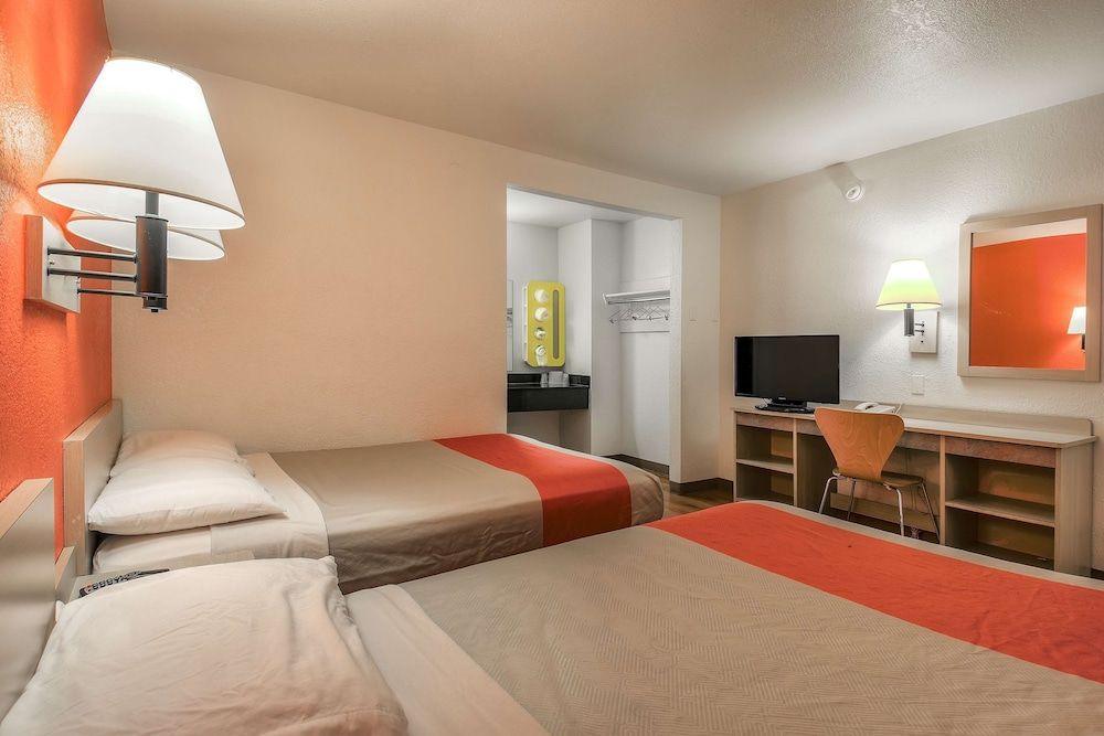 Motel 6 Chino, CA - Los Angeles Area Standard Room, 2 Double Beds, Non Smoking 3