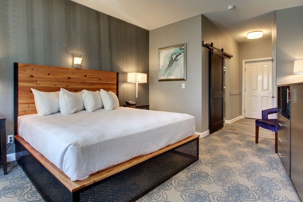 Hotel Finial, BW Premier Collection Standard Room, 1 King Bed, Non Smoking, Refrigerator & Microwave