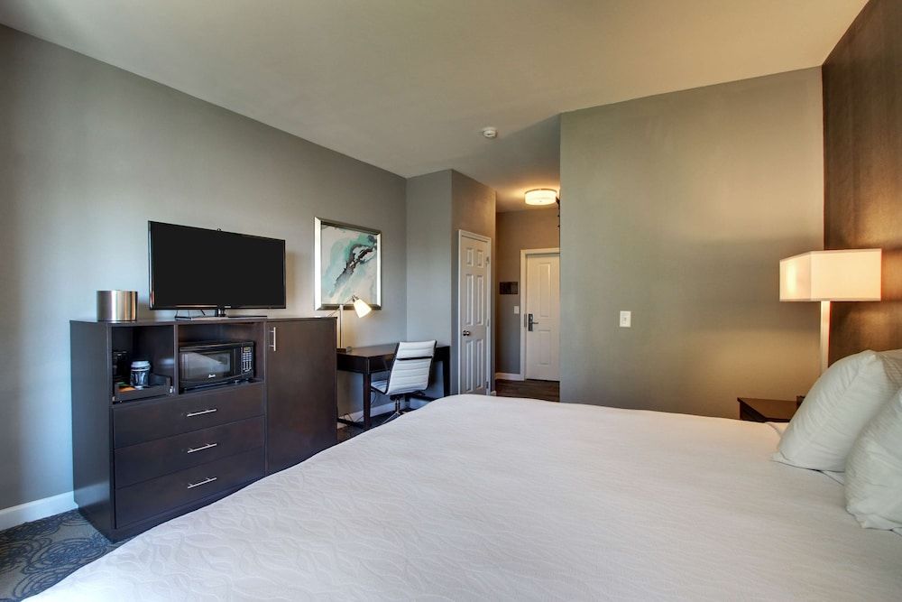 Hotel Finial, BW Premier Collection Standard Room, 1 King Bed, Accessible, Refrigerator & Microwave 3