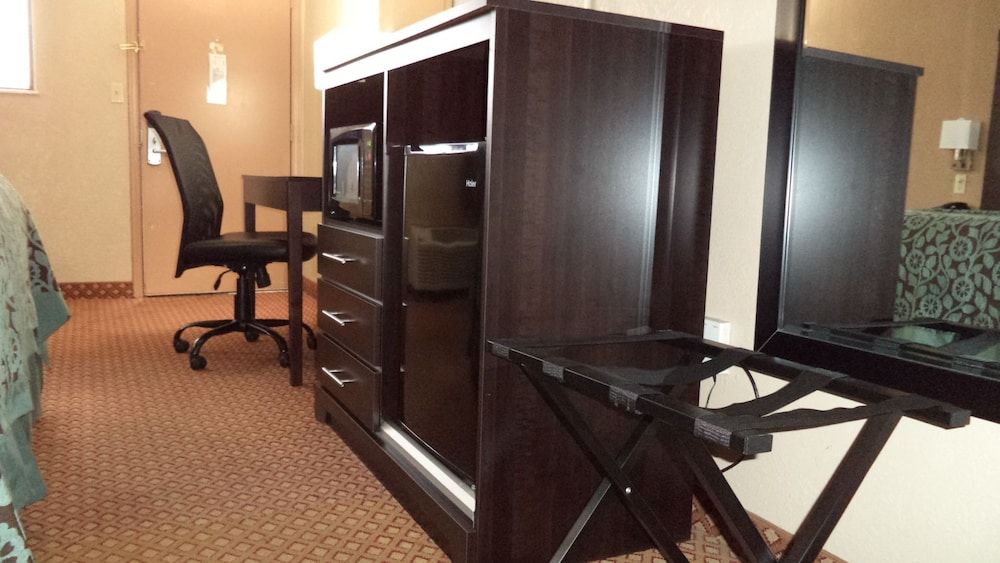 Room, 1 King Bed, Accessible, Non Smoking (Walk-in shower, Bench, Safety Bars)