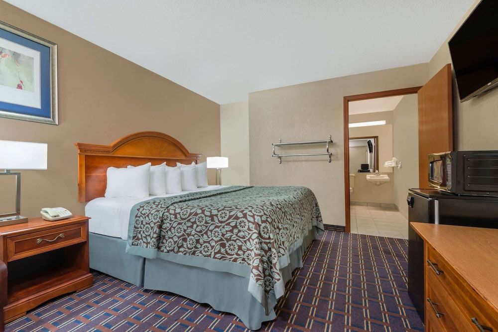 Room, 1 King Bed, Accessible, Non Smoking (Walk-in shower, Bench, Safety Bars)