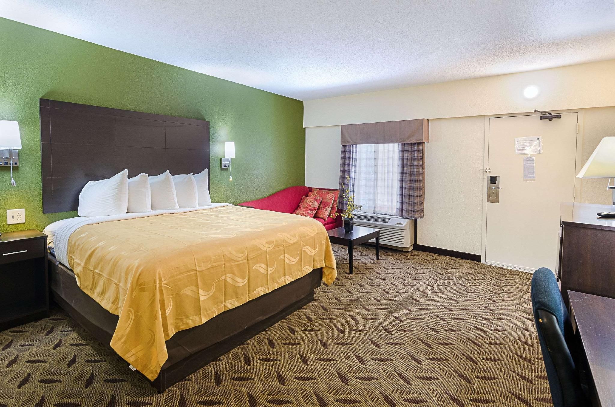 1 King Bed, Nonsmoking, Accessible