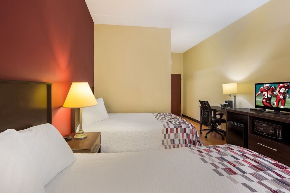 Red Roof Inn Hendersonville Deluxe Room, 2 Double Beds, Non Smoking 2